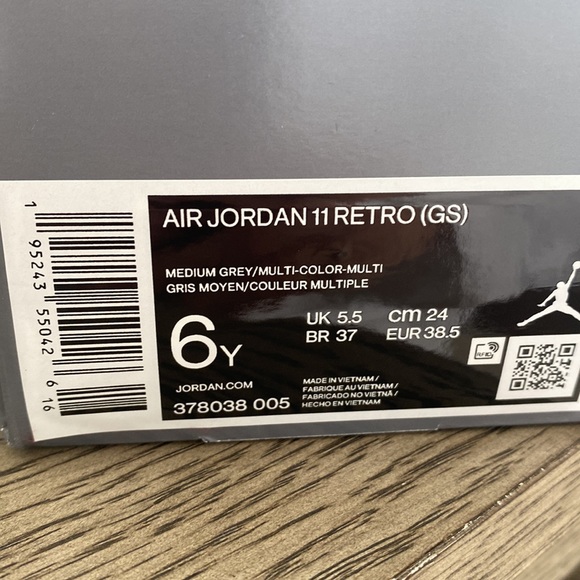 Air Jordan 11 Retro (GS) - Picture 2 of 4